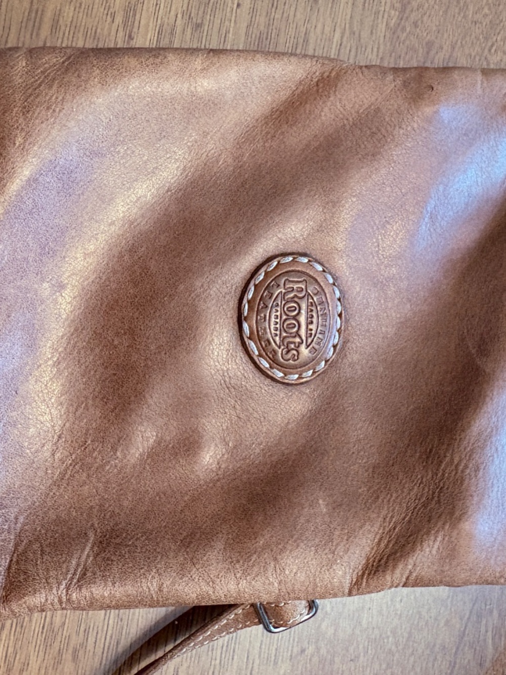Roots Tribe Leather, Maple Leaf Urban Crossbody Pouch - Picture 2 of 9